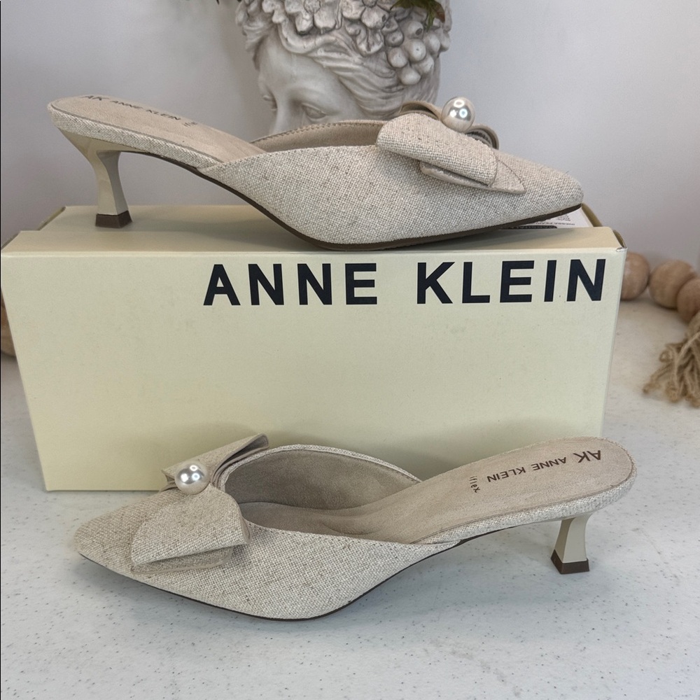 ANNE KLEIN
Akinessa Pearl Bow Kitten Heels Color Natural Sz 8